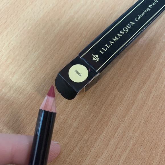 Assorted makeup - Picture 3 of 6